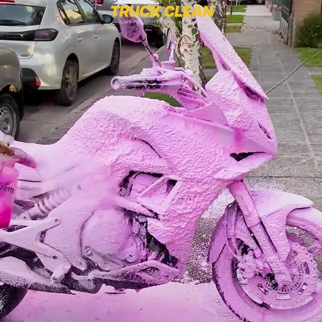 Ver el reel: lavado de moto con espuma